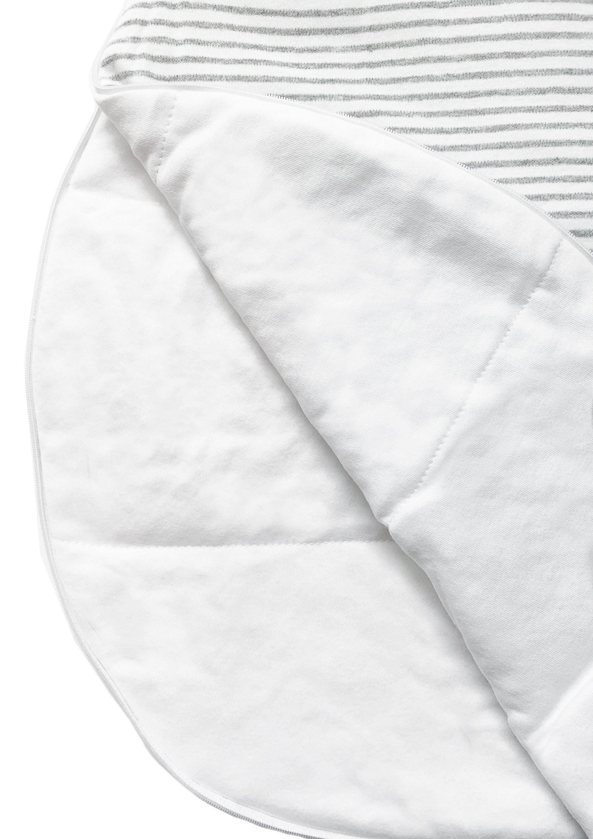 Schlafsack mit grauen Streifen und niedlicher Stickerei Liliput